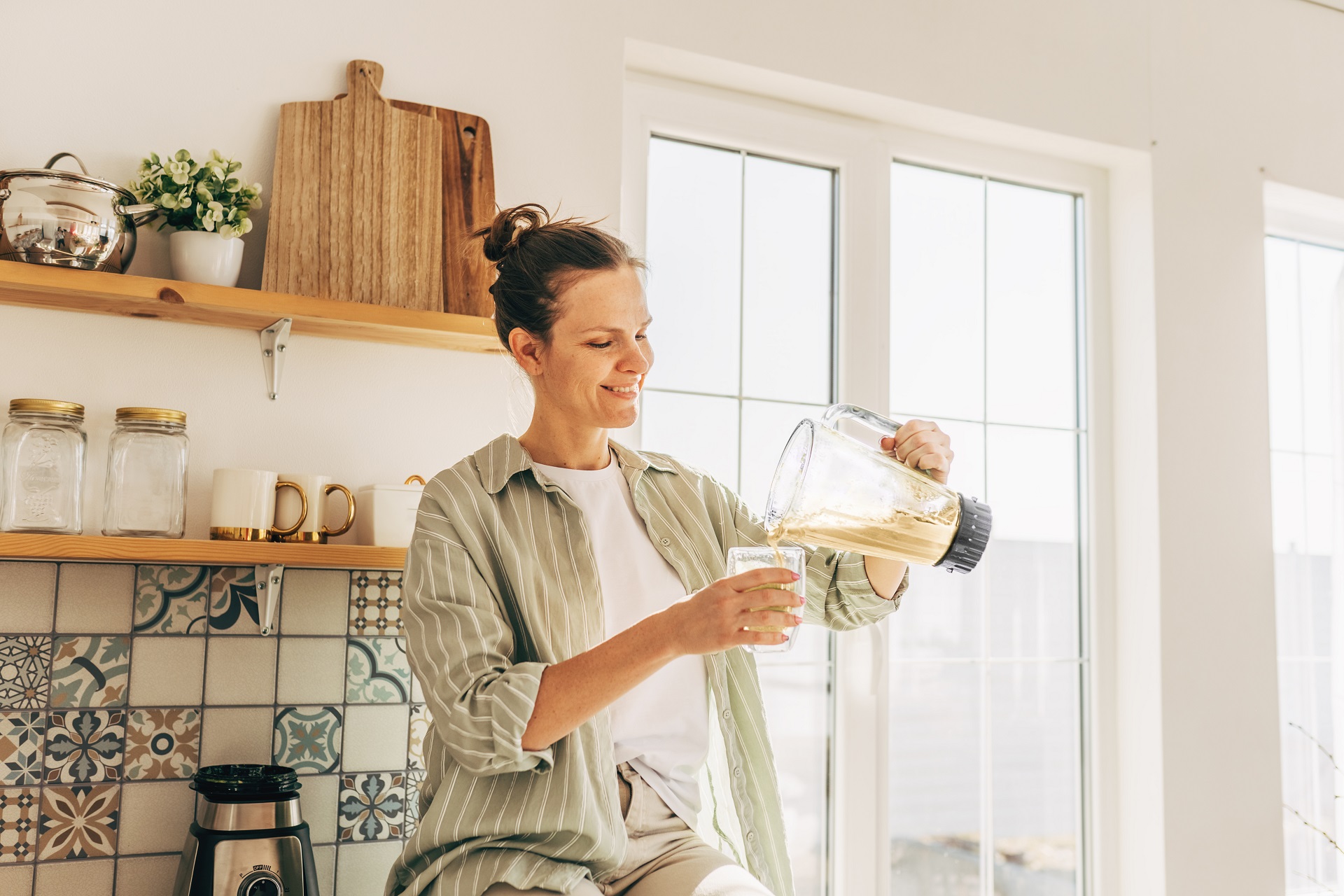 li_woman_making_shake_1473379972.jpg
